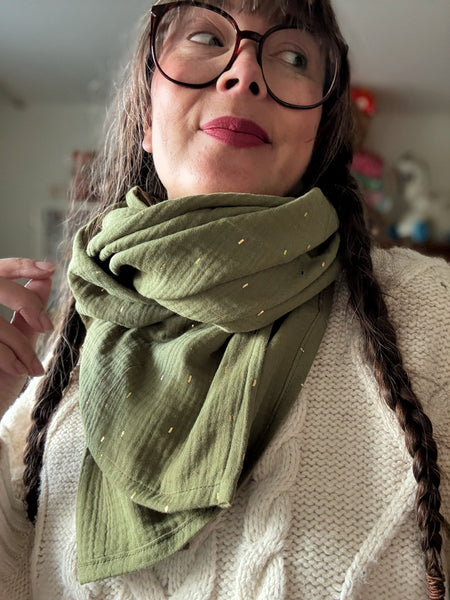 Stor sjal, mossgrön med guldströssel