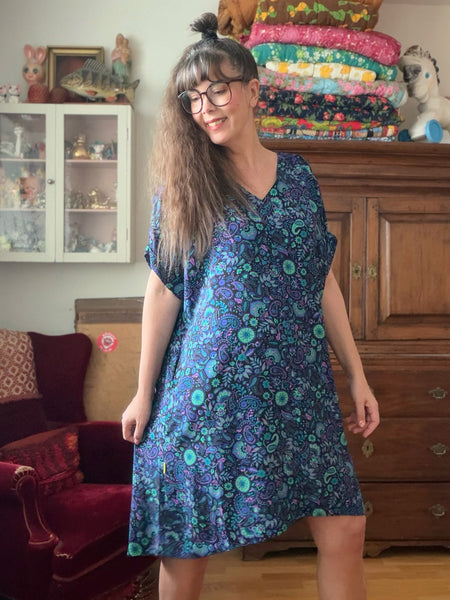 Oversize klänning i paisleymönstrad viskos