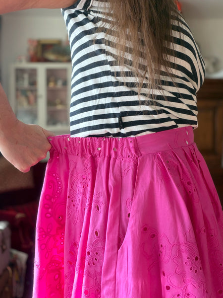 Vid kjol i cerise brodyr