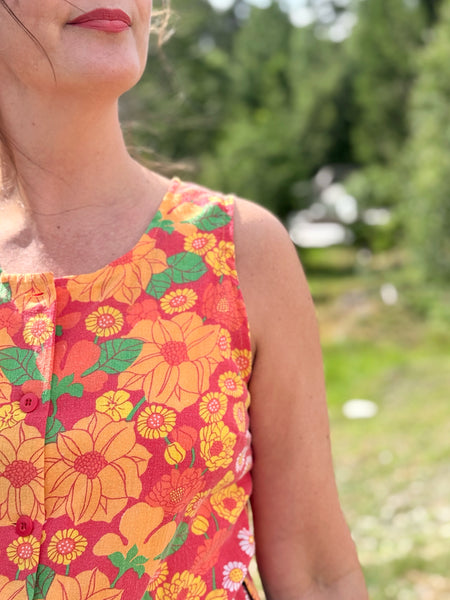 Ärmlös blus i färgglatt vintagetyg