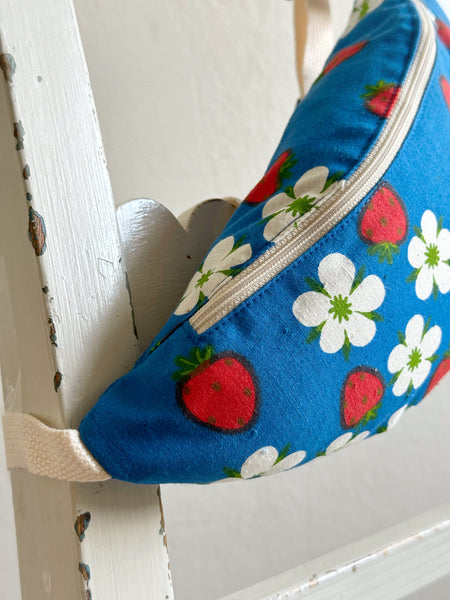 Magväska med jordgubbar