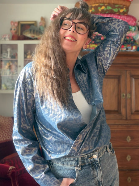 Skjorta i skimrande leopardmönster