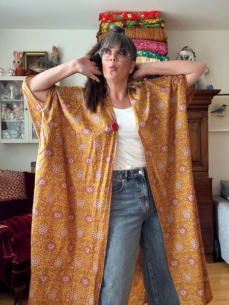 Extra långt sjok / kaftan i occragul bomull