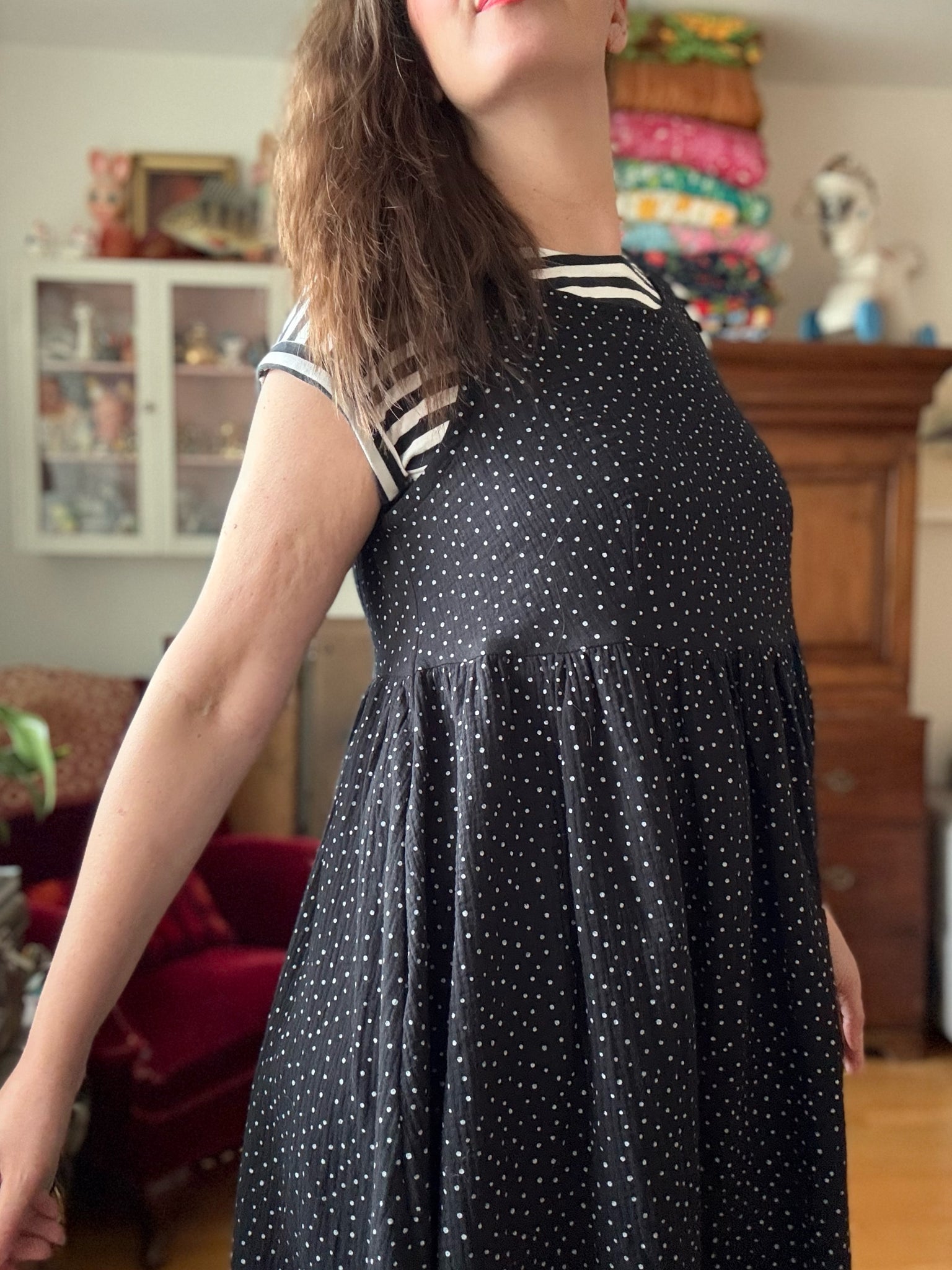 Ärmlös klänning i mjuk muslin, svart med vita prickar