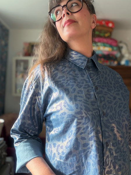 Skjorta i skimrande leopardmönster