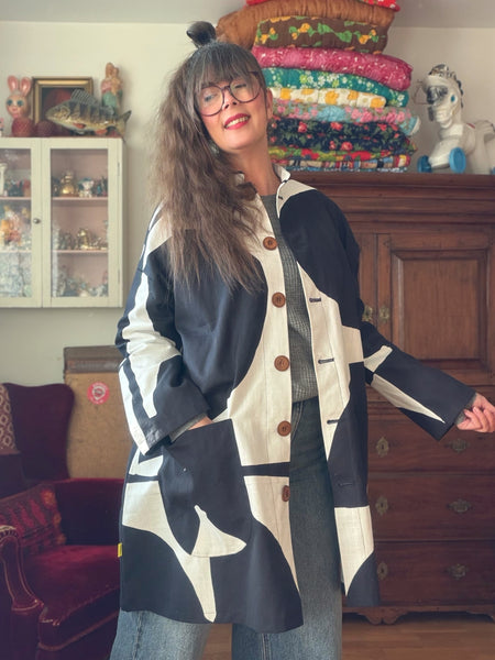 Kappa i återbrukat svartvitt tyg. Stl L