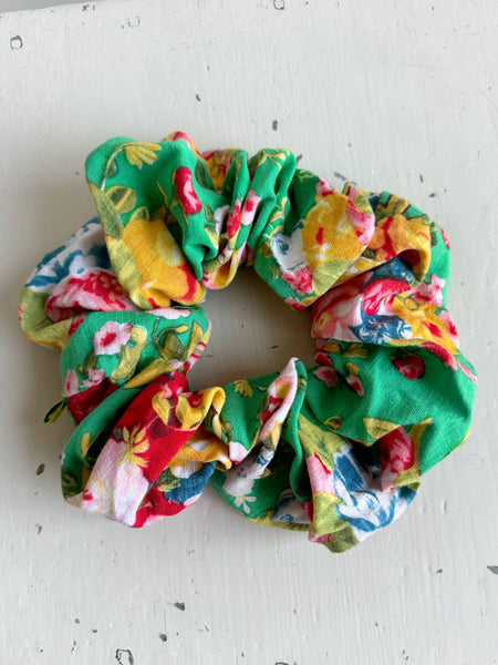Scrunshie grön med blommor