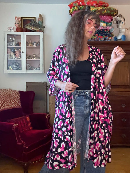 Sjok / kaftan i cerise & lila på svart botten