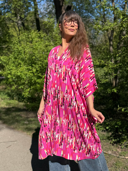 Sjok / kaftan med knappar, cerise med grafiskt mönster