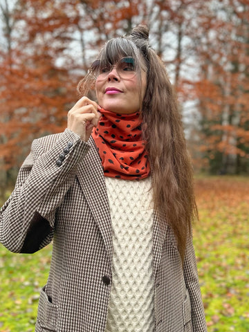 Tubsjal roströd med svarta prickar