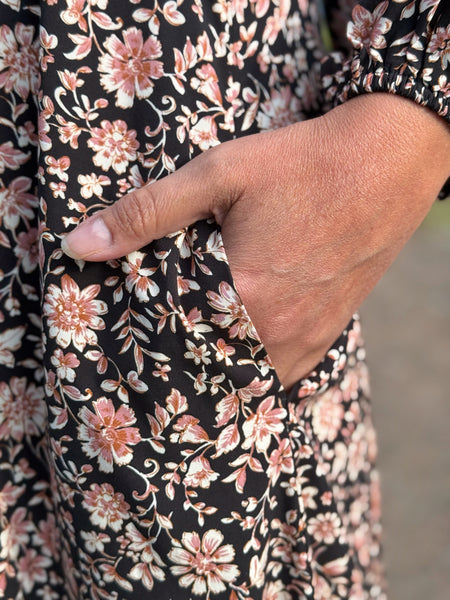 Långklänning svart med beiga blommor