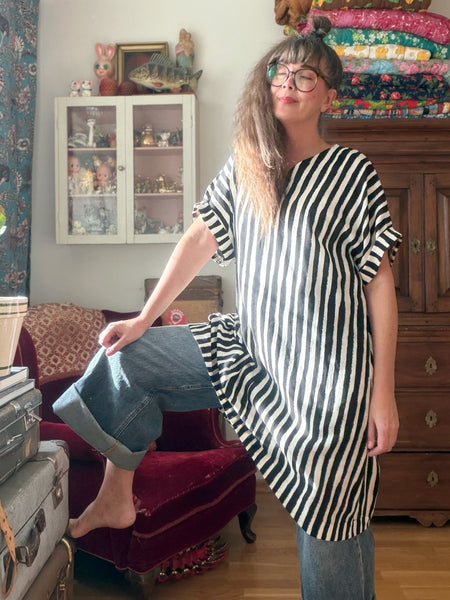 Oversized klänning i randigt svartvitt