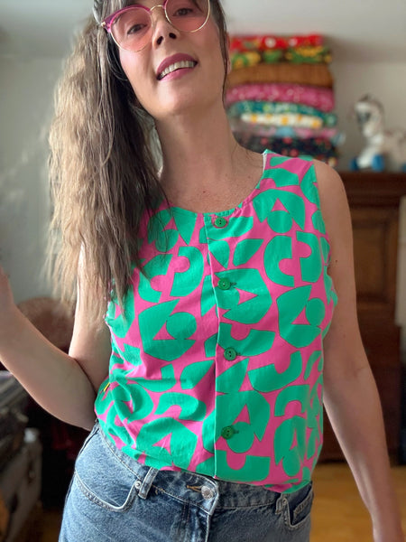 Ärmlös blus i cerise & grönt