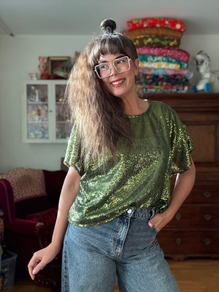 Boxig blus med gröna paljetter