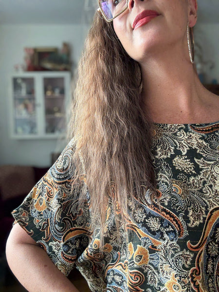 Boxig blus i grön paisley med guld