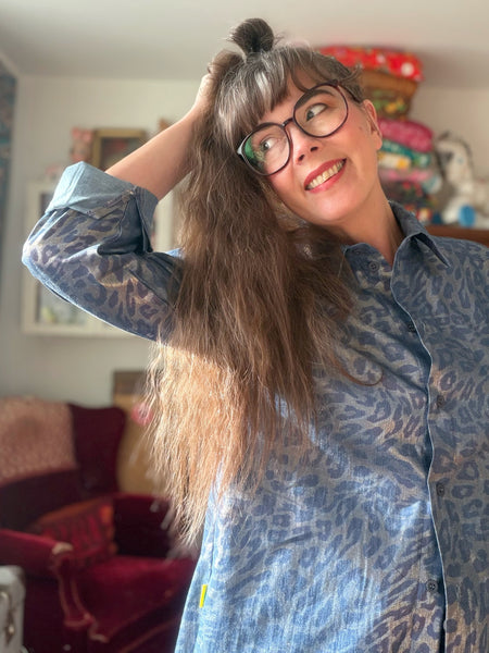 Skjorta i skimrande leopardmönster