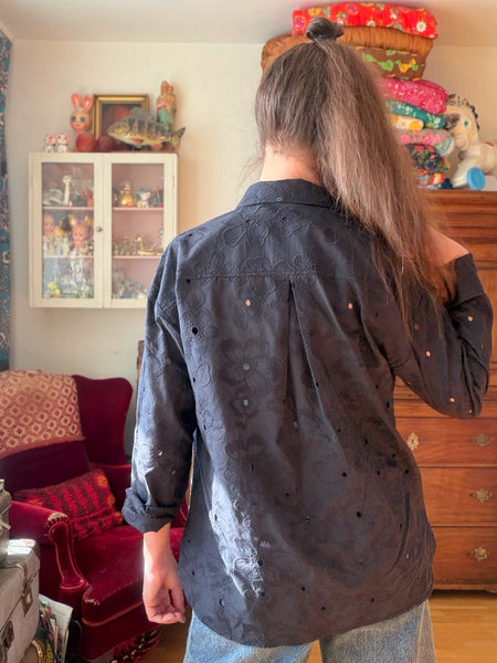 Skjorta i svart brodyr