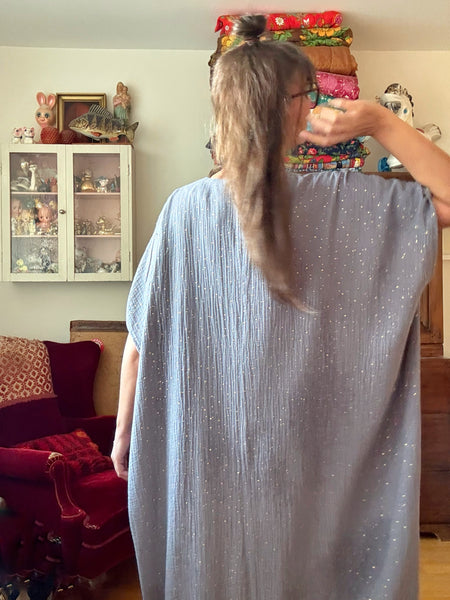 Spektakel / kaftanklänning grå med guldprickar. 2:a sortering