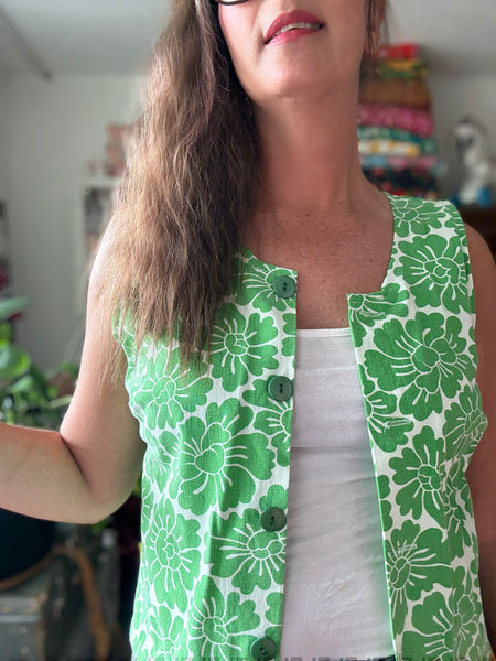 Ärmlös blus i vintagetyg med gröna blommor