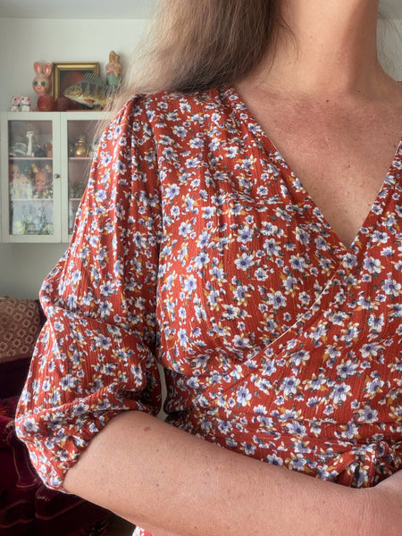 Omlottklänning i tegelfärgat med små blommor