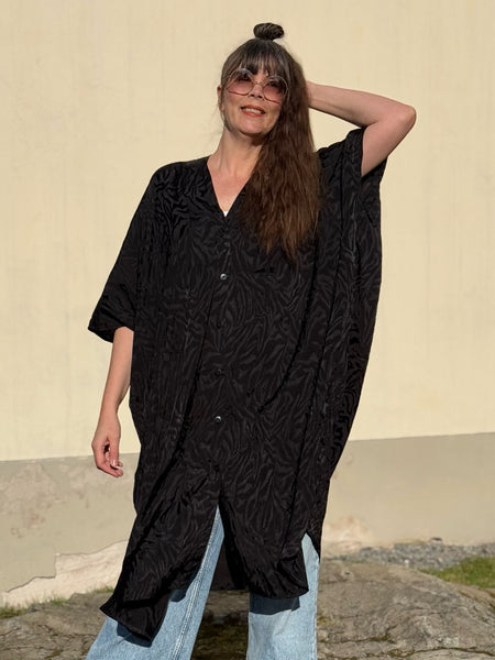 Sjok / kaftan med knappar & i svart jacquard