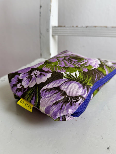 Necessär med stora lila blommor