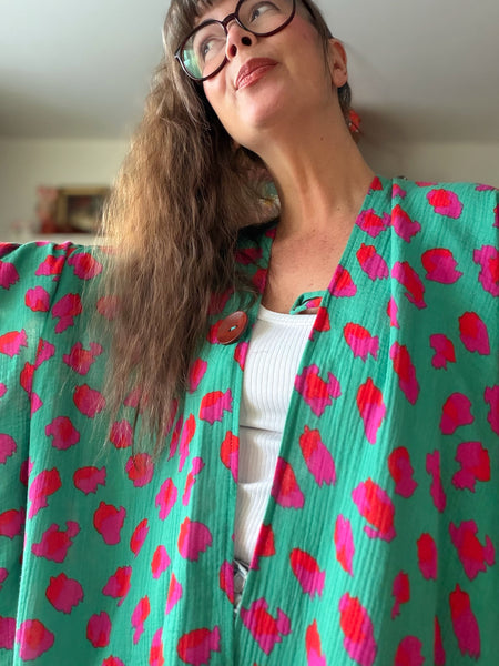 Sjok / kaftan i grönt & cerise leopardmönster