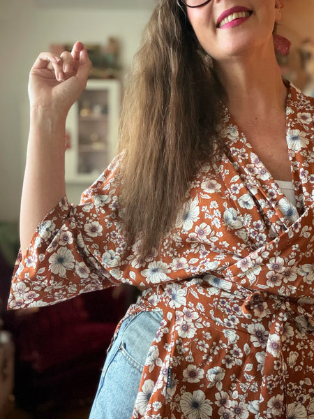 Omlottblus i tegelfärgat med blommor
