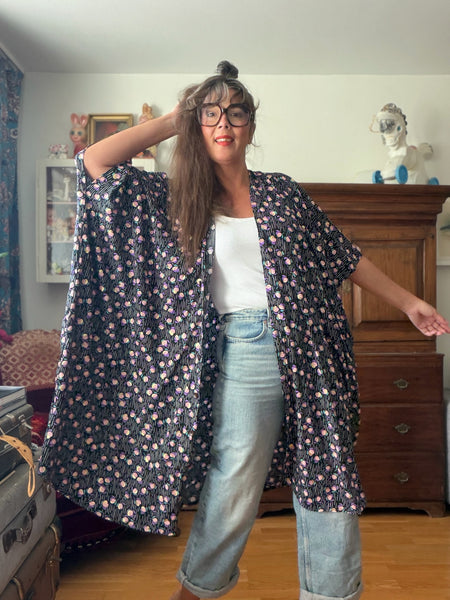 Sjok / kaftan med knappar, svart med lila & guld