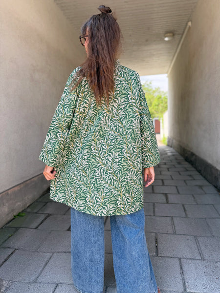 Kappa i gröna nyanser med blad