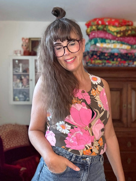 Ärmlös blus i brunt & rosa vintagetyg