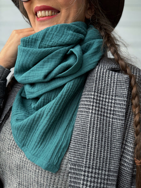 Sjal i mjuk muslin, enfärgad blågrön