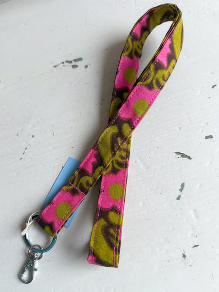 Nyckelband med cerise blommor