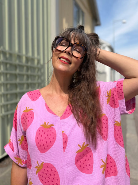 A-formad klänning / tunika i mjuk bomull med jordgubbar