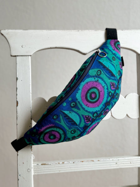 Magväska i blått, grönt & lila