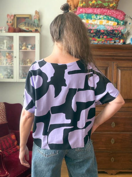 Boxig blus i lila & svart