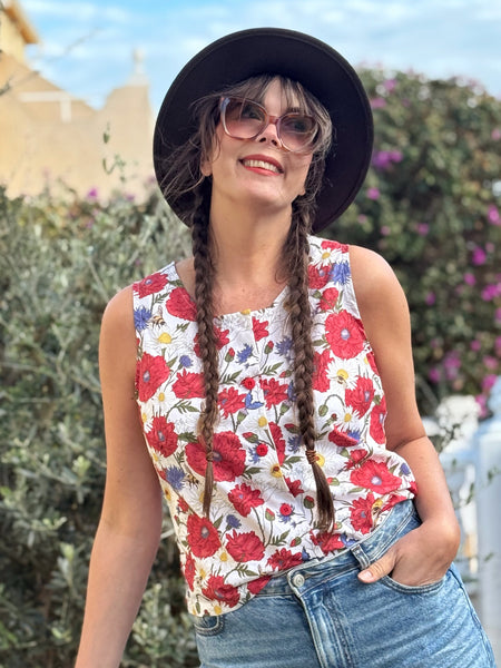 Ärmlös blus med sommarblomster