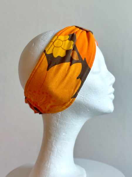 Fodrat pannband med orange blommor