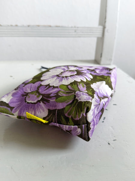 Necessär med stora lila blommor