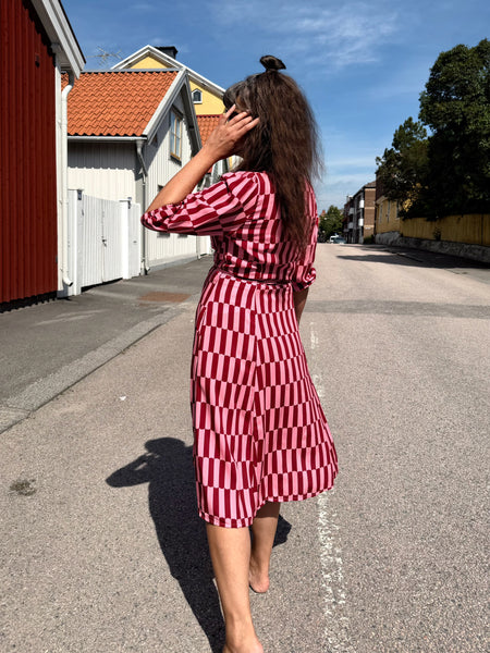 Omlottklänning i rosa & rött grafiskt mönster