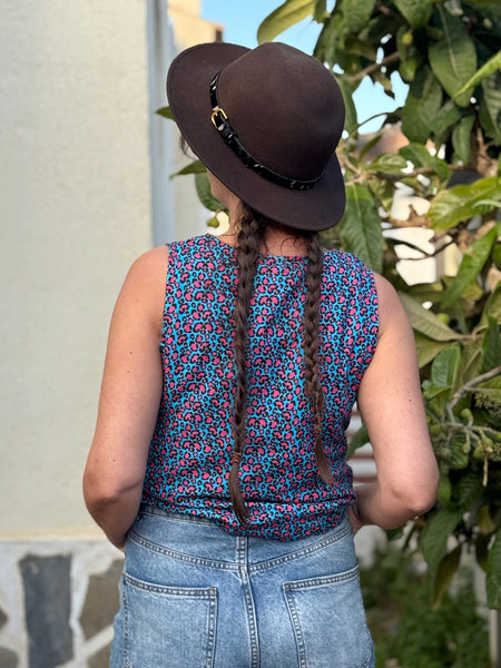 Ärmlös blus i färgglatt leopardmönster