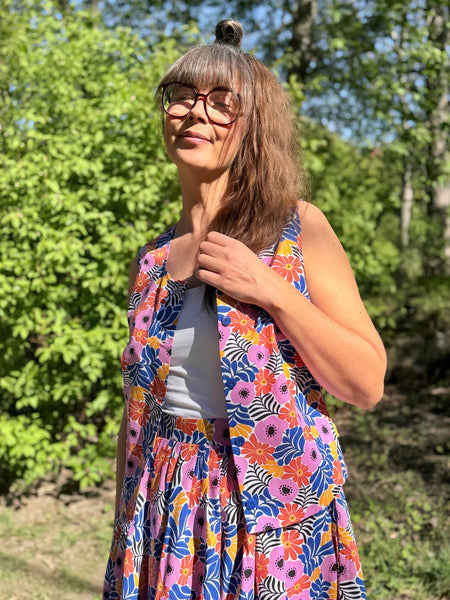 Ärmlös blus med färgglada blommor