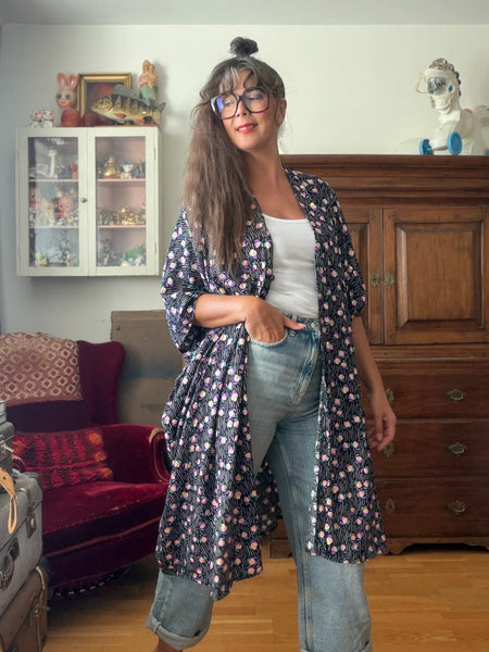 Sjok / kaftan med knappar, svart med lila & guld