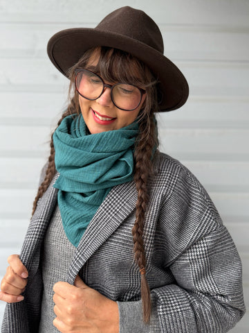 Sjal i mjuk muslin, enfärgad blågrön