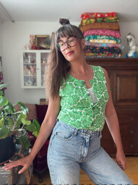Ärmlös blus i vintagetyg med gröna blommor