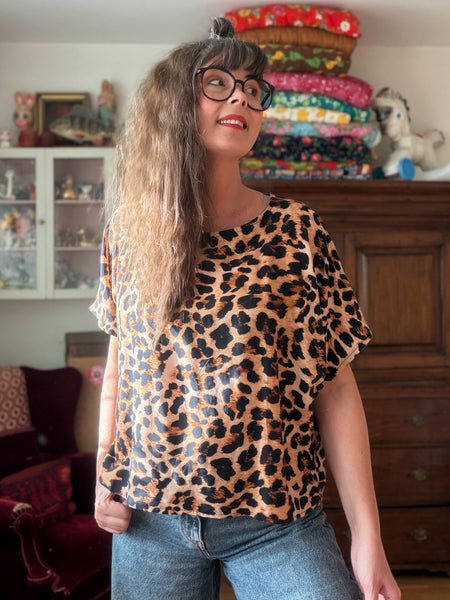 Blus i boxig modell med leopardmönster