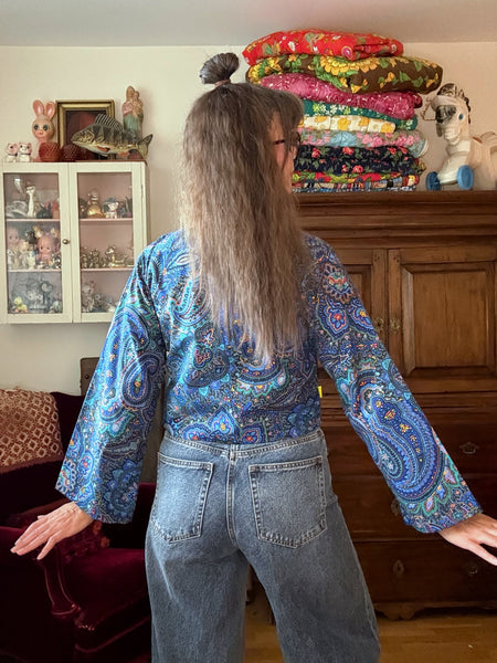 Blusjacka med lång ärm i blå paisley