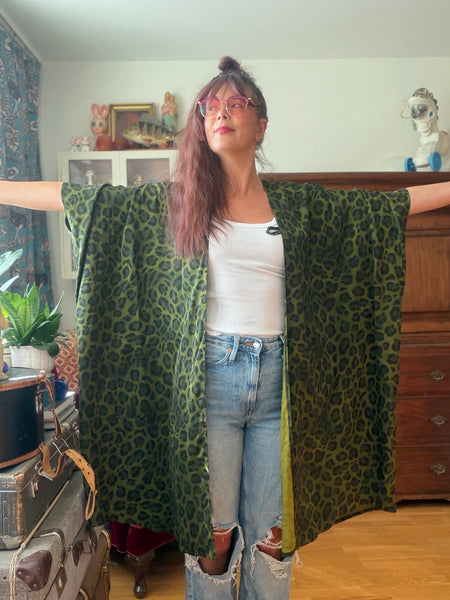Sjok / kaftan i grönt leopardmönster