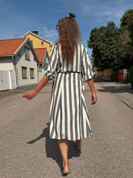 Omlottklänning med breda ränder i mjuk viskos