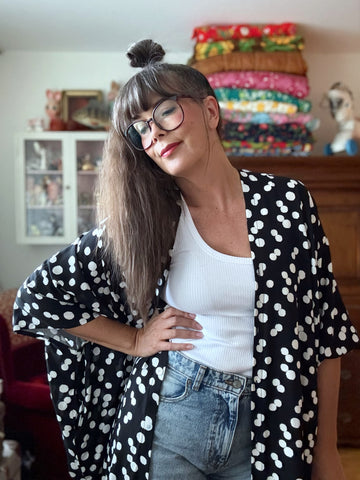 Sjok / kaftan med knappar hela vägen. Svart med vita prickar